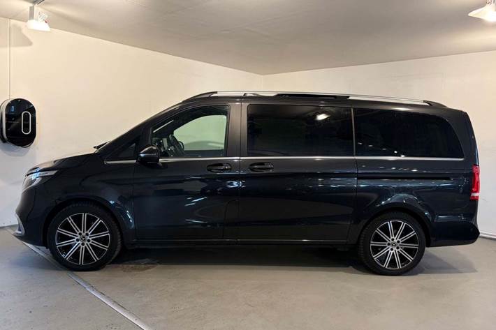 Grå Mercedes V300 d fra 2021
