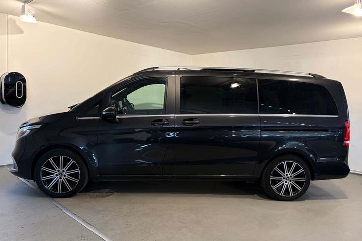 Sort Mercedes V300 d fra 2021