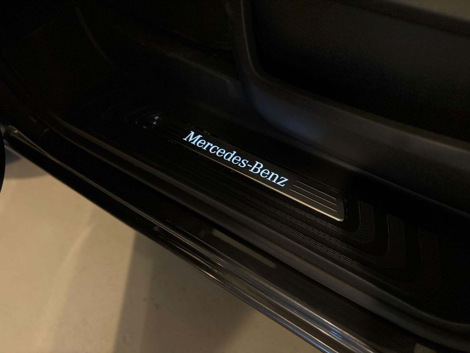 Grå Mercedes V300 d fra 2020