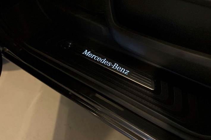 Grå Mercedes V300 d fra 2021