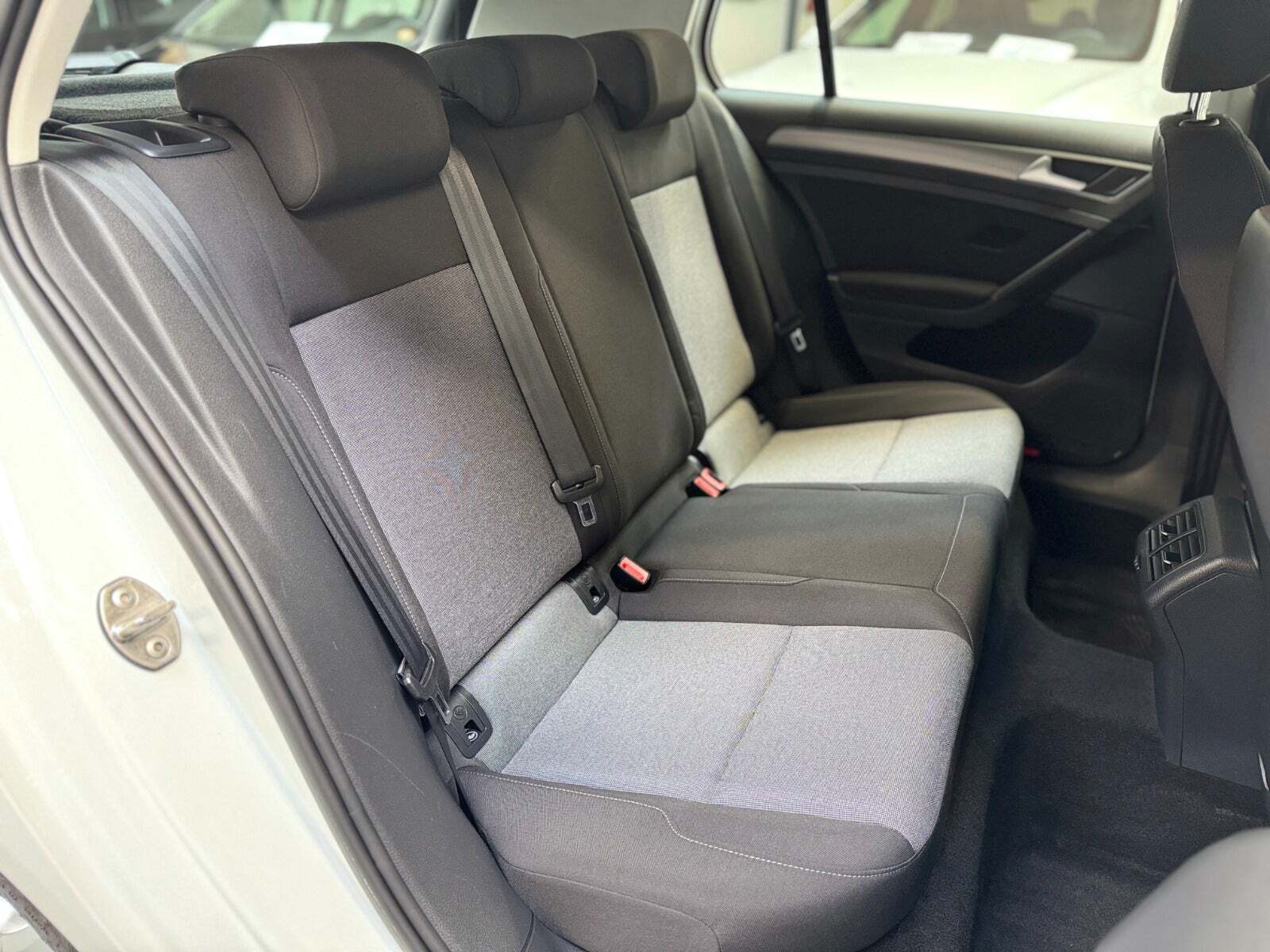 Hvid VW Golf VII fra 2015