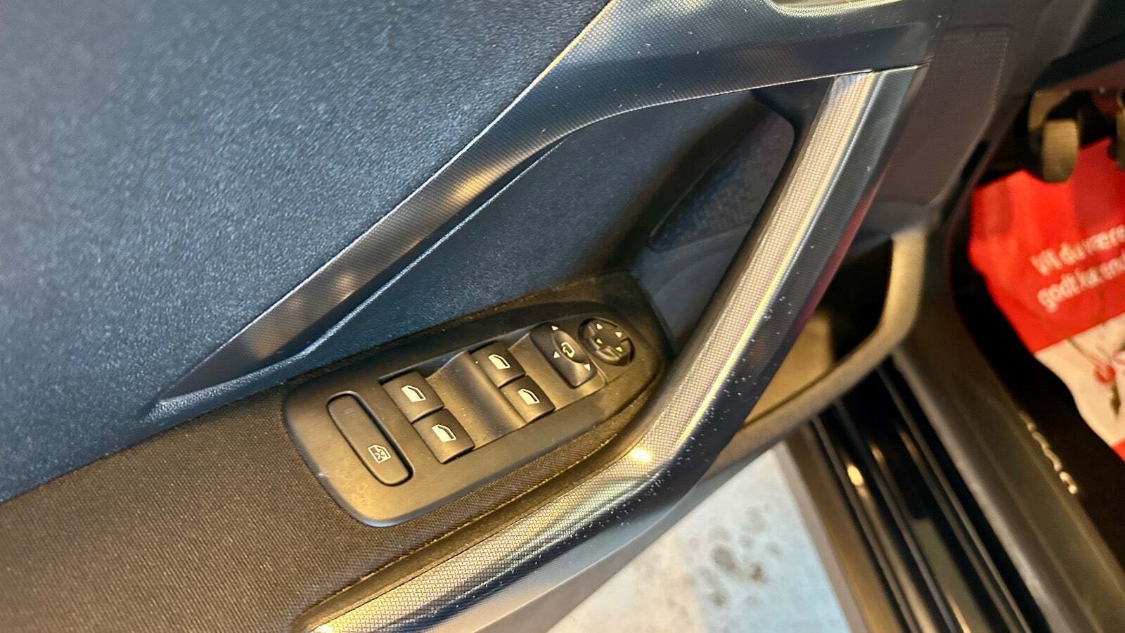 Sort Peugeot 2008 fra 2018