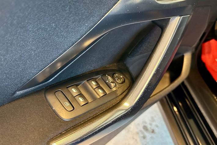 Sort Peugeot 2008 fra 2018