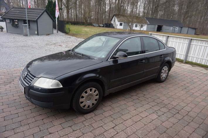 Sort VW Passat fra 2005 set udefra