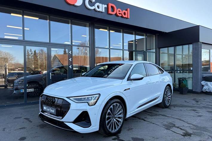 Hvid Audi e-tron fra 2022 set udefra
