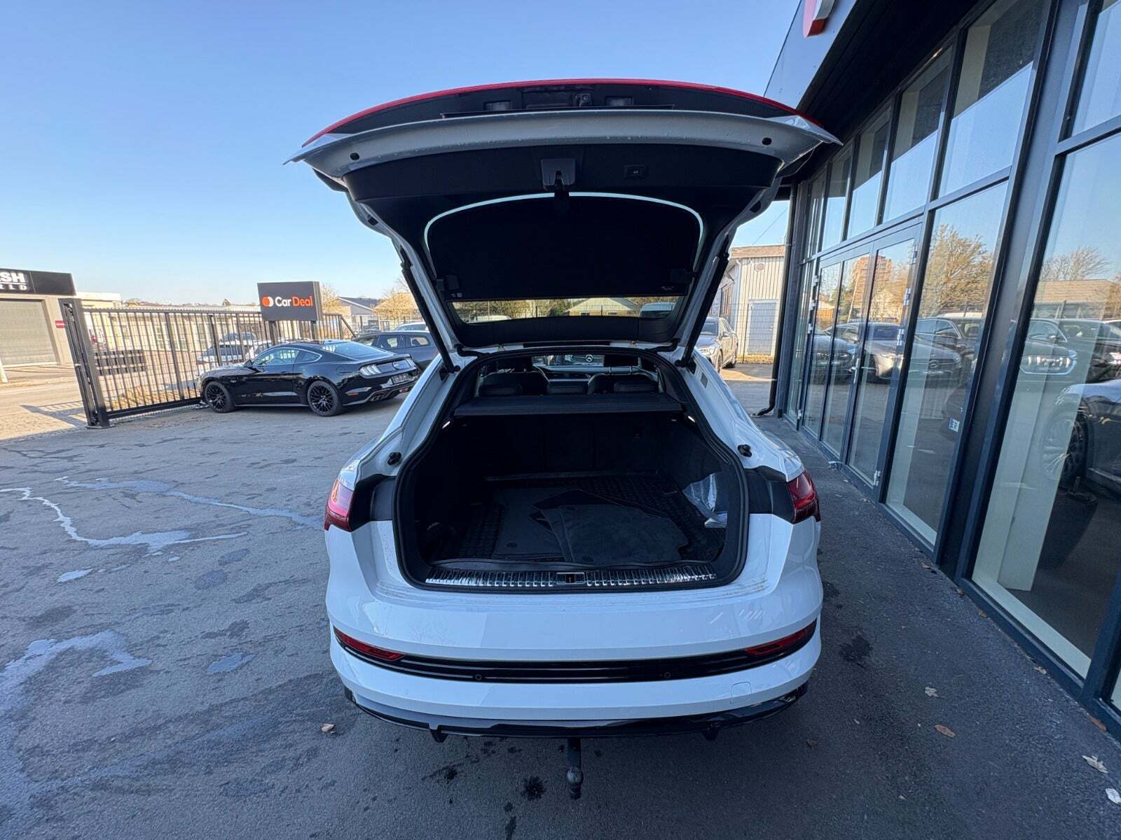 Hvid Audi e-tron fra 2022