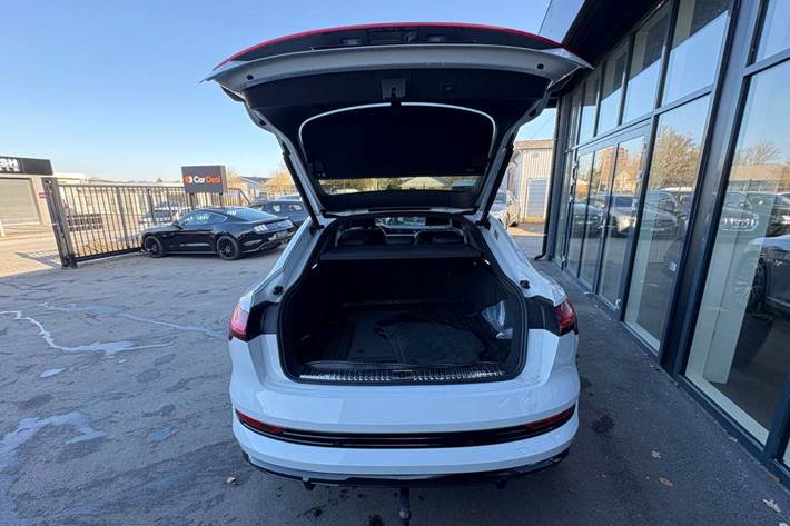 Hvid Audi e-tron fra 2022