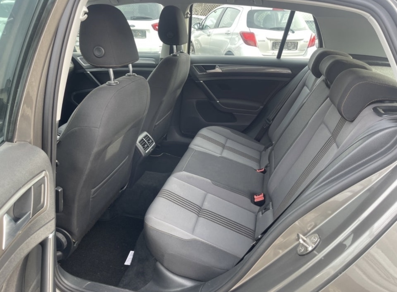 Grå VW Golf VII fra 2016