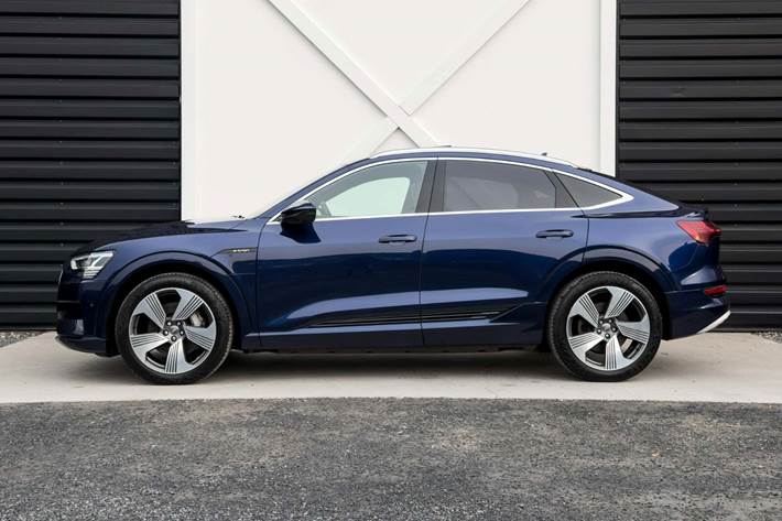 Blå Audi e-tron fra 2021