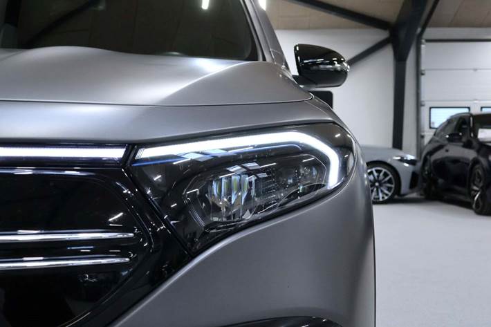 Grå Mercedes EQB250 fra 2023