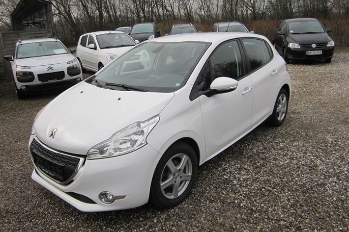 Hvid Peugeot 208 fra 2012 set udefra