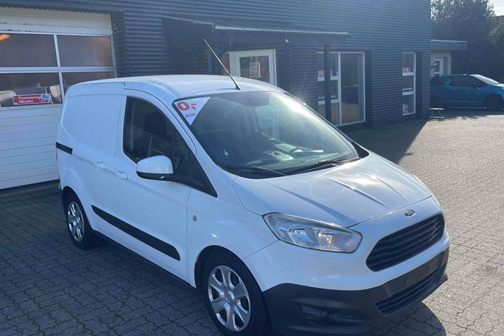 Hvid Ford Transit Courier fra 2017