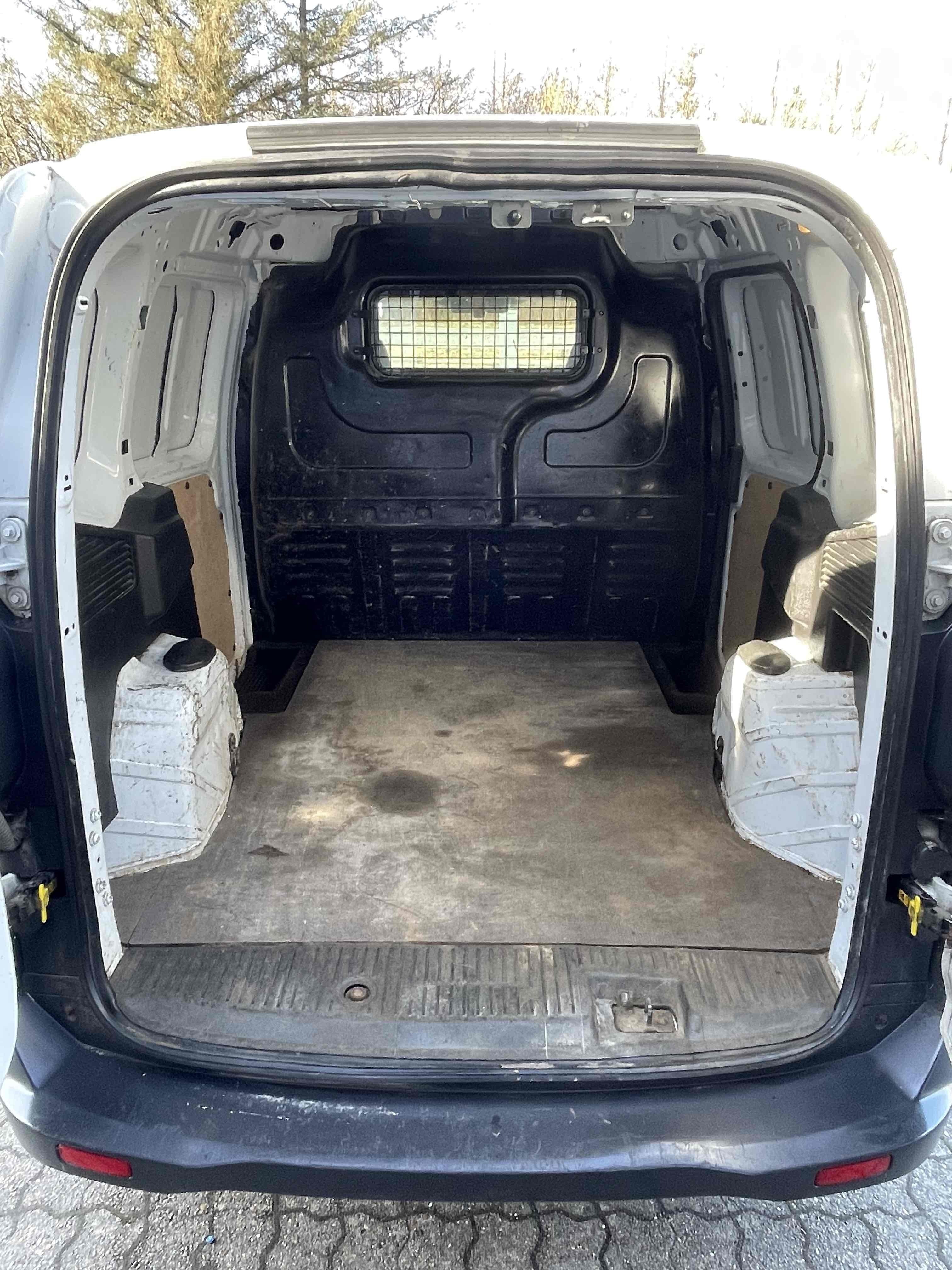 Hvid Ford Transit Courier fra 2017