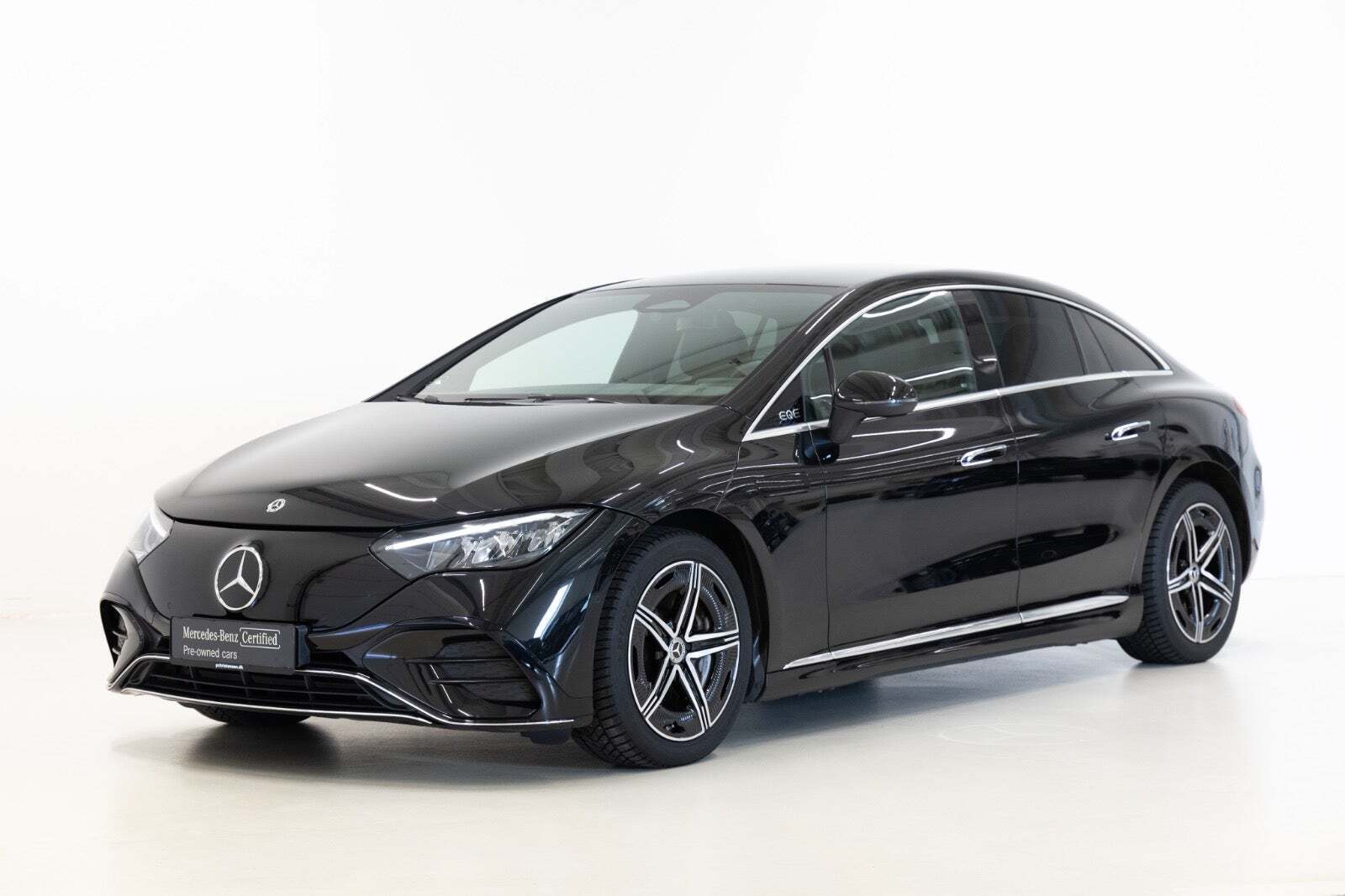 Sort Mercedes EQE350 fra 2024