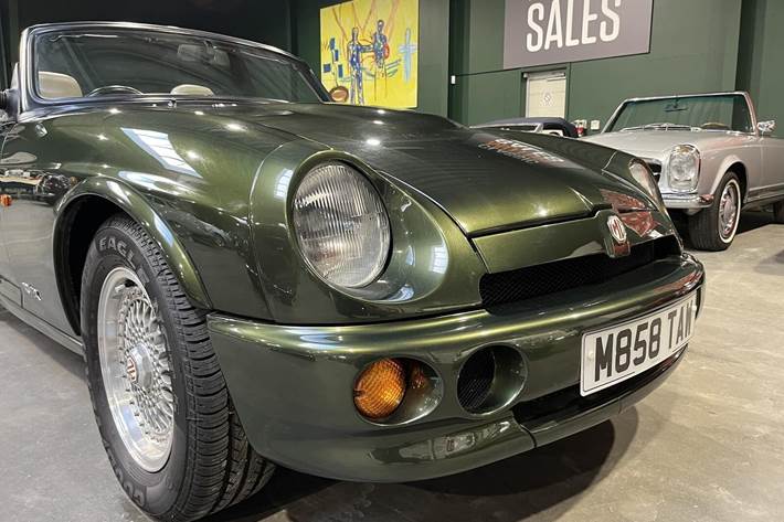 Grøn MG RV8 fra 1994
