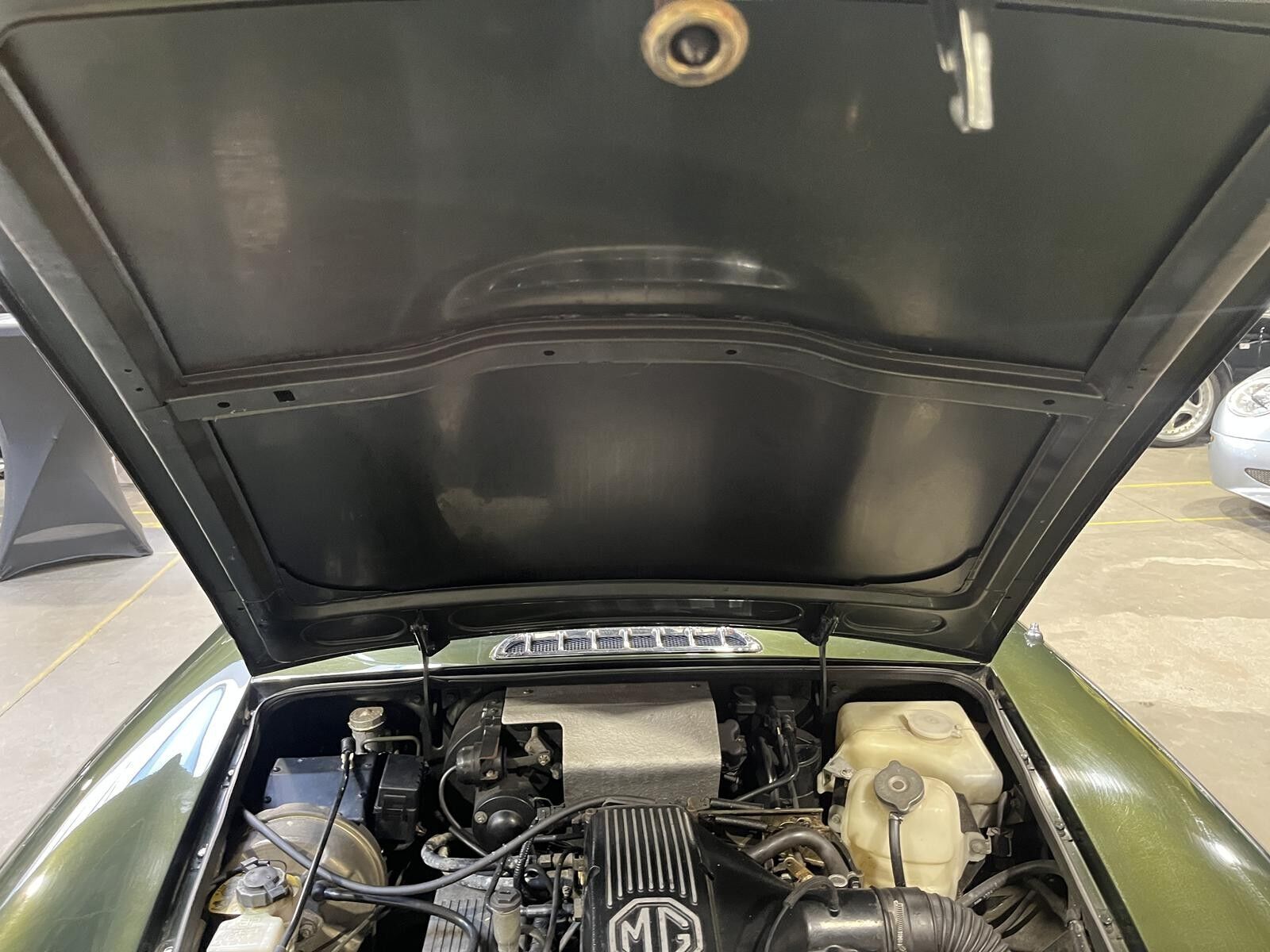 Grøn MG RV8 fra 1994