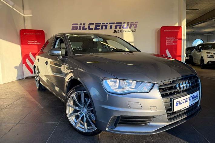 Grå Audi A3 fra 2014 set udefra
