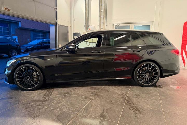 Sort Mercedes C43 fra 2017