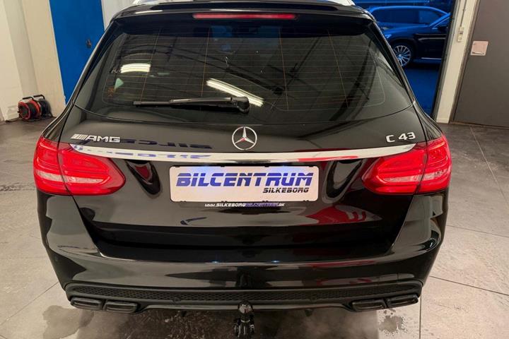 Sort Mercedes C43 fra 2017