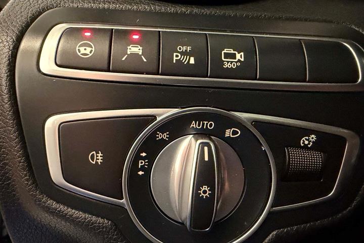 Sort Mercedes C43 fra 2017