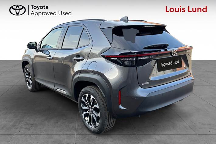 Grå Toyota Yaris Cross fra 2025