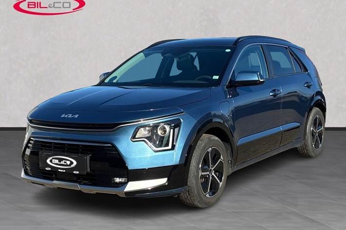 Blå Kia Niro fra 2022 set udefra