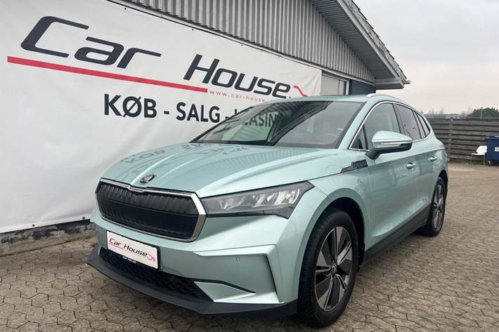 Turquoise Skoda Enyaq fra 2023 set udefra