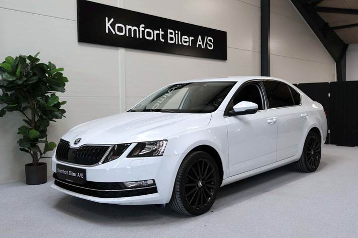 Hvid Skoda Octavia fra 2018 set udefra