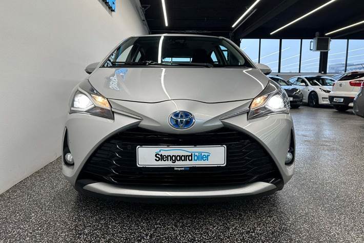 Sølv Toyota Yaris fra 2018