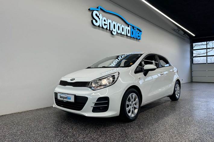 Hvid Kia Rio fra 2016 set udefra