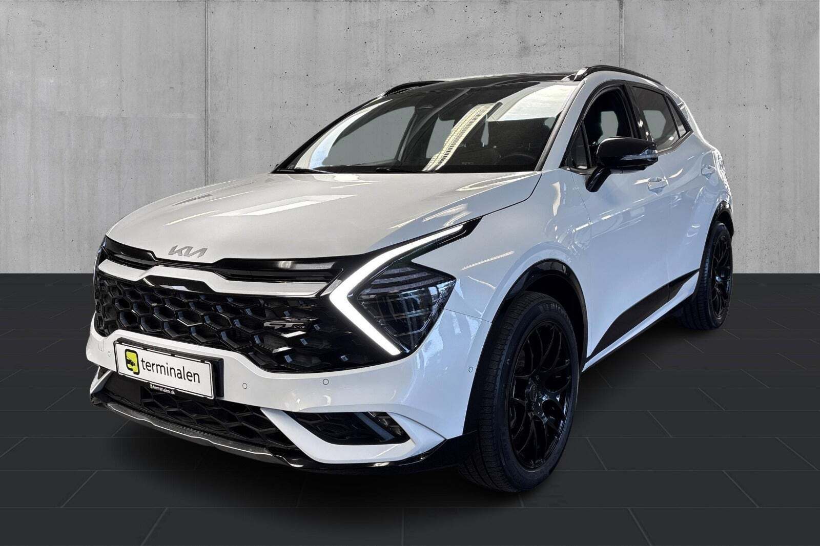 Hvid Kia Sportage fra 2022 set udefra