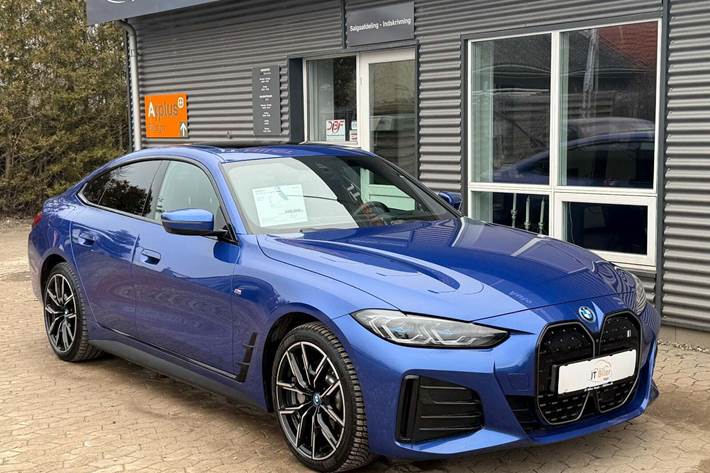 Blå BMW i4 fra 2023 set udefra