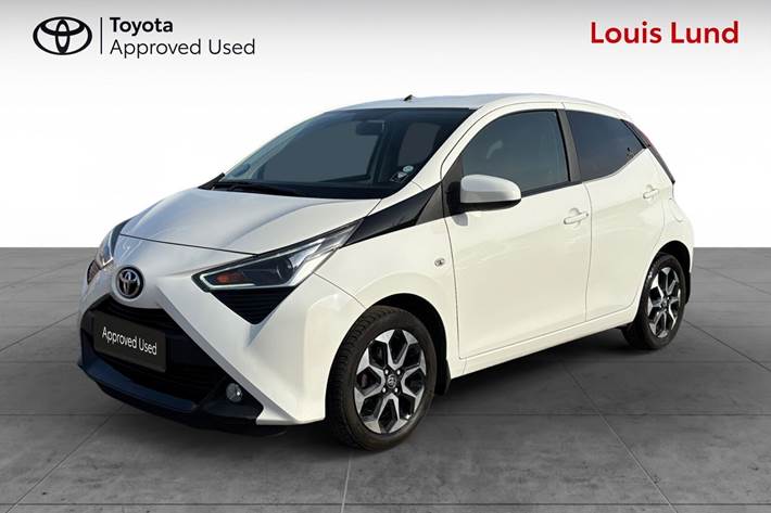 Hvid Toyota Aygo fra 2020 set udefra