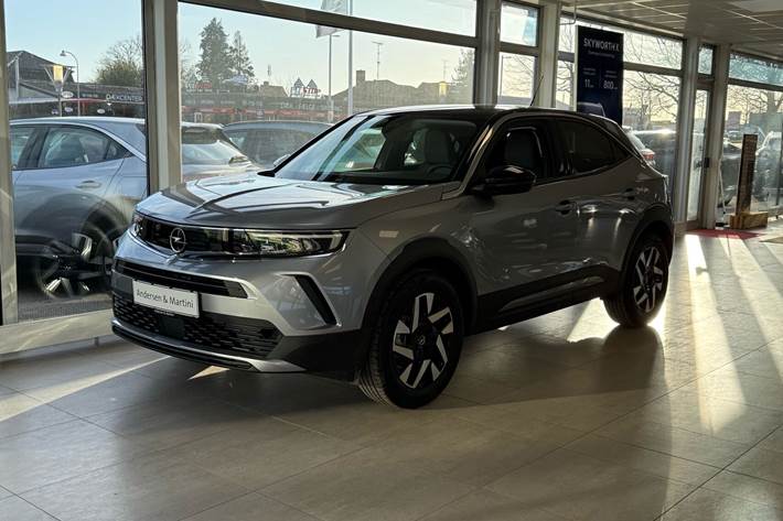 Grå Opel Mokka-e fra 2023 set udefra