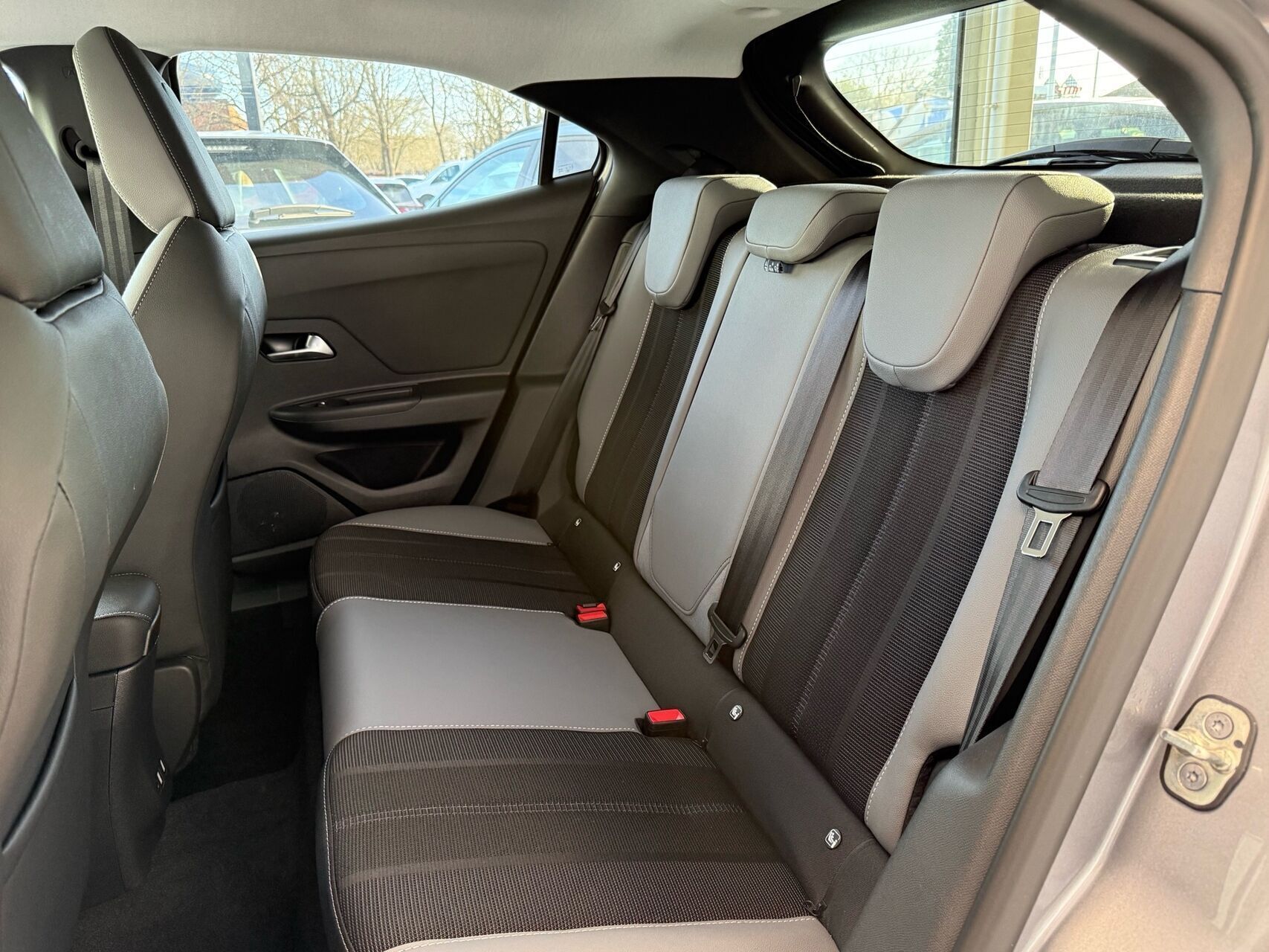 Grå Opel Mokka-e fra 2023