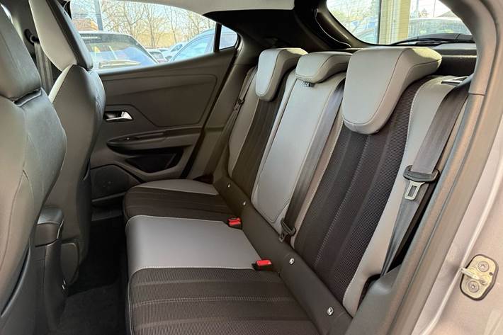 Grå Opel Mokka-e fra 2023