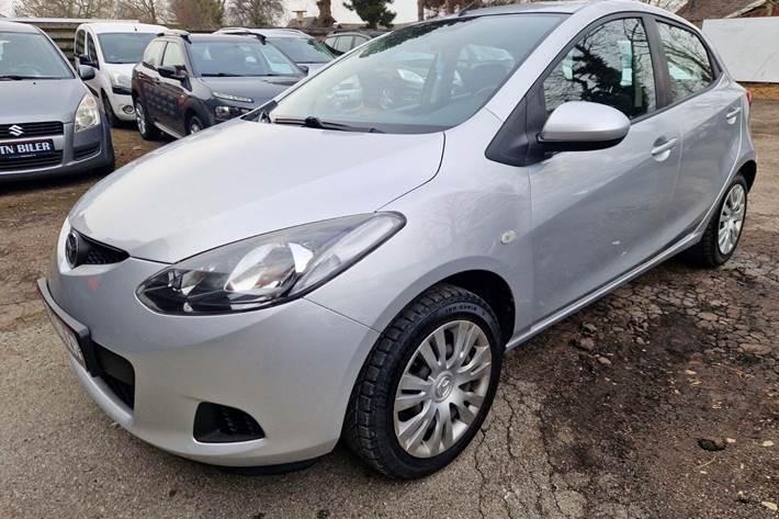 Sølv Mazda 2 fra 2008 set udefra