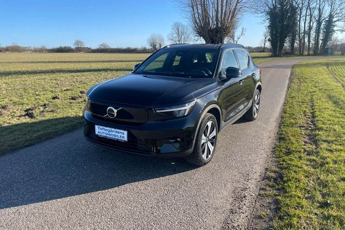 Sort Volvo XC40 fra 2023 set udefra