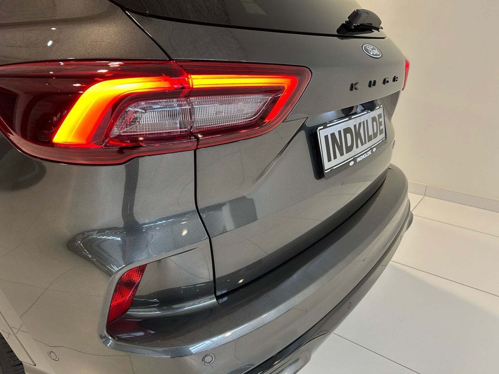 Grå Ford Kuga fra 2024