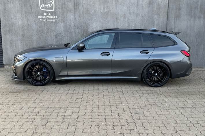 Sort BMW 330e fra 2021