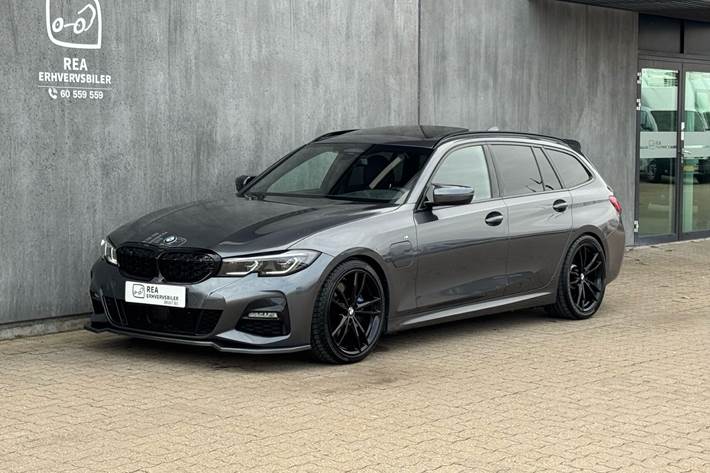 Sort BMW 330e fra 2021 set udefra