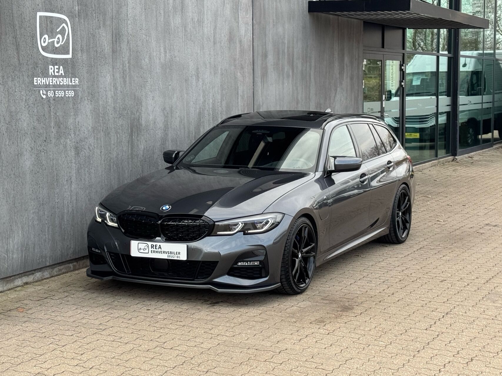 Sort BMW 330e fra 2021