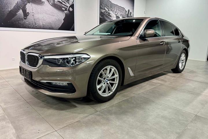 Brun BMW 520d fra 2018 set udefra