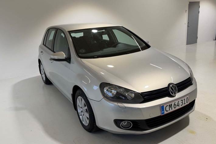 Sølv VW Golf VI fra 2010 set udefra