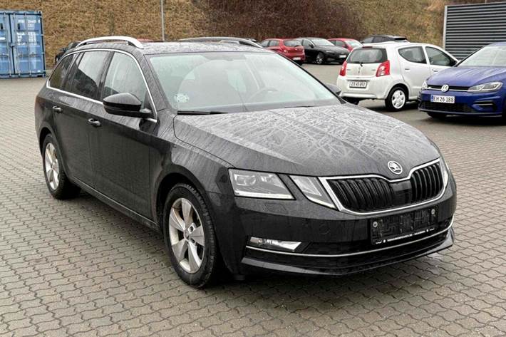 Sort Skoda Octavia fra 2019