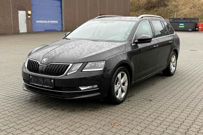 Sort Skoda Octavia fra 2019