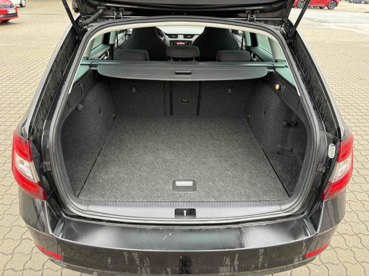 Sort Skoda Octavia fra 2019