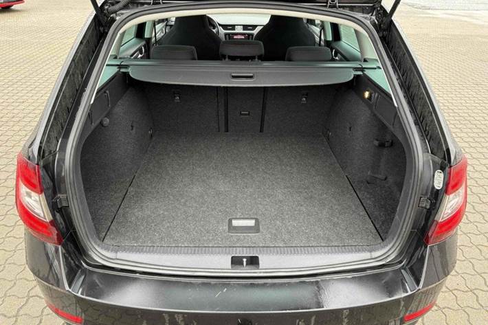 Sort Skoda Octavia fra 2019