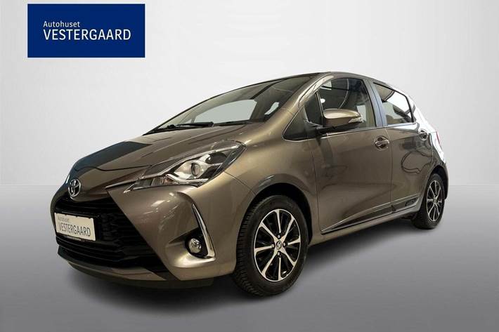 Beige Toyota Yaris fra 2019 set udefra