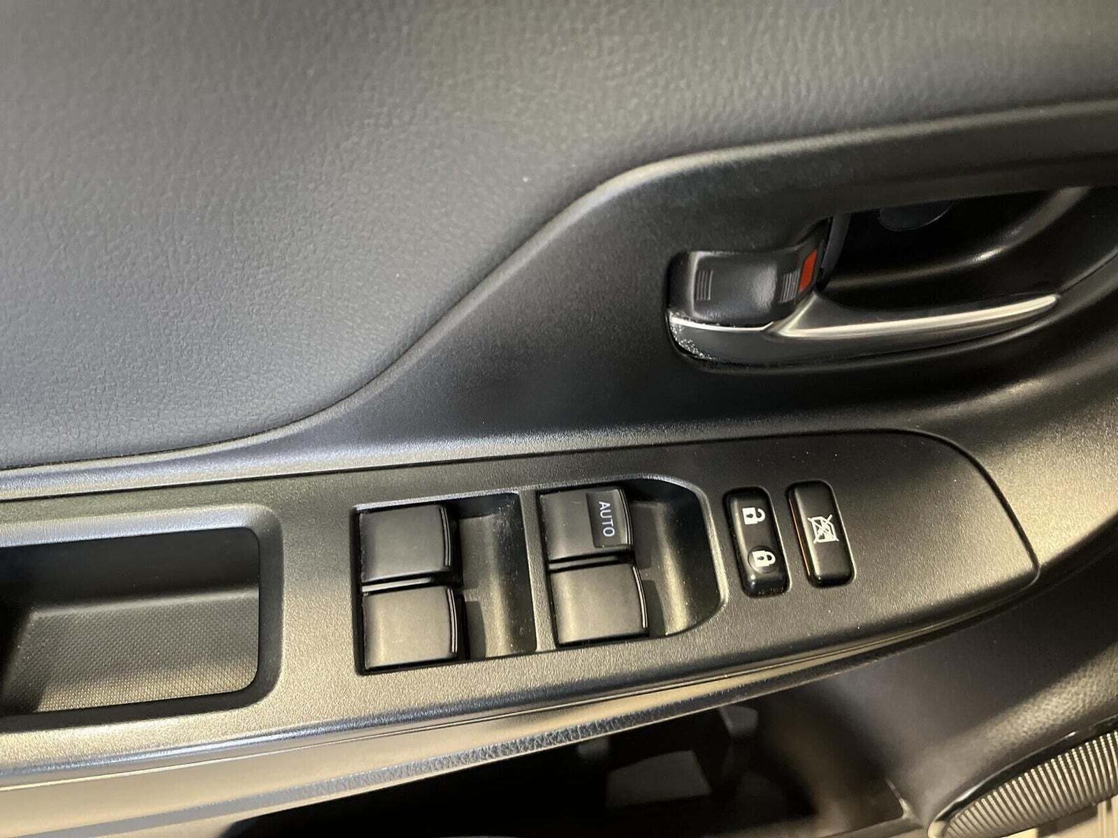 Beige Toyota Yaris fra 2019